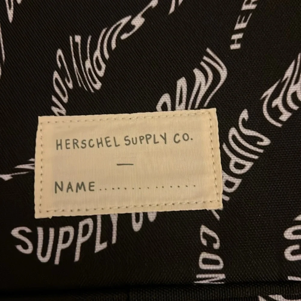 Herschel Kids Pop Quiz Lunch Box warp/black. NWT